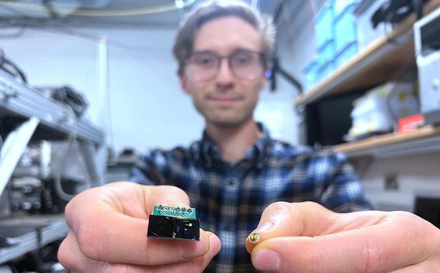 手掌大小的激光器打破了實驗室界限 可運用于量子計算、遙感衛(wèi)星