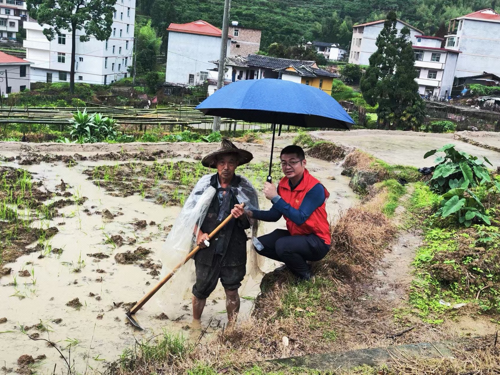 暴雨中的守護(hù)者：搶農(nóng)時(shí)護(hù)農(nóng)耕 平安助農(nóng)有擔(dān)當(dāng)
